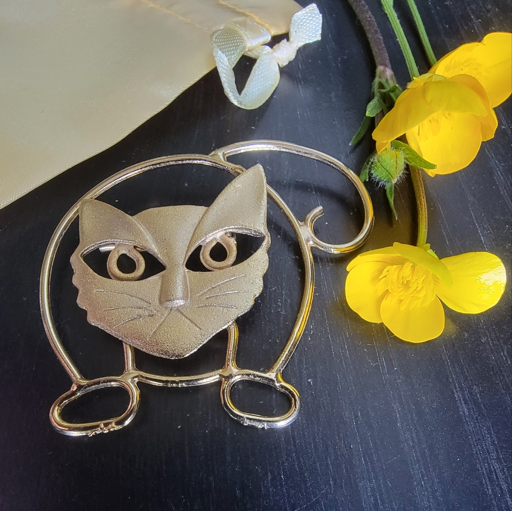 Gold tone  Cat Brooch